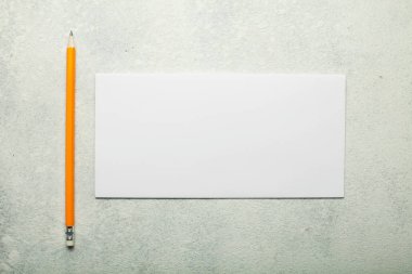 Arka planı sarı bir kalem ile boş zarf bir 