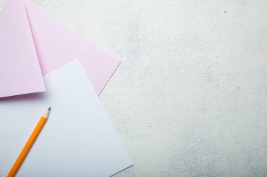 Bir düğün ya da bir tatil için davet. Kağıt, pembe zarf ve p