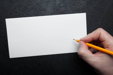 Elinde siyah bir arka plan beyaz boş zarf. Şablon için