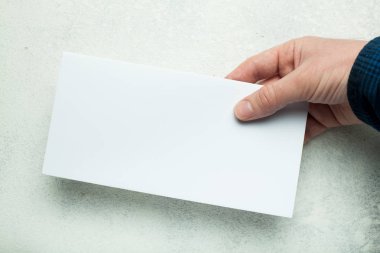 Adam elini tutarak boş zarf, mock-up.