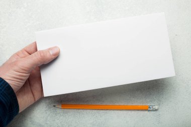 Arka plan beyaz boş boş zarflara masa. Br için şablon