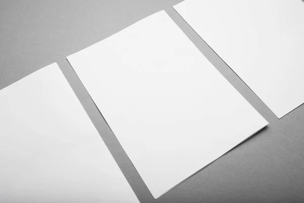 Vazio A4 em branco, revista brochura isolada em cinza, papel branco — Fotografia de Stock