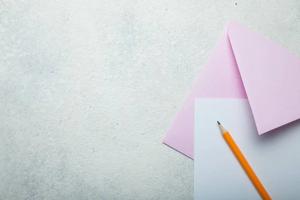铅笔, 纸和粉红色的信封上的白色复古背景, b — 图库照片