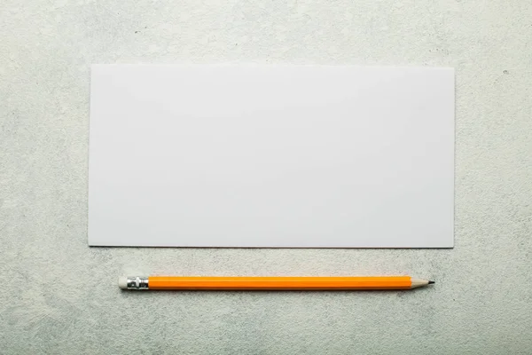 Kalem ve vintage beyaz bir arka plan üzerinde zarf mock-up. — Stok fotoğraf