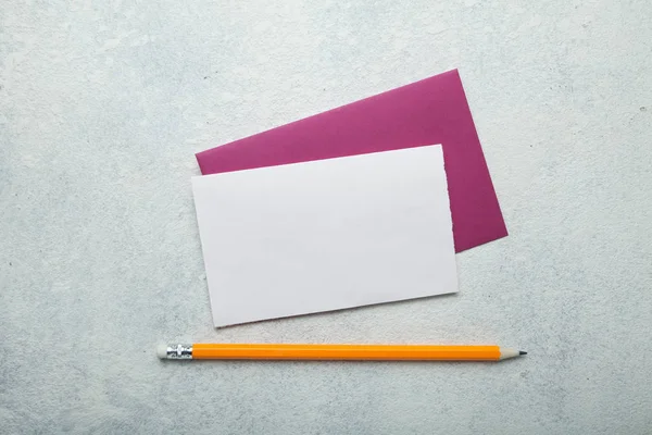 空纸板卡与粉红色的信封上的老式白色 bac — 图库照片