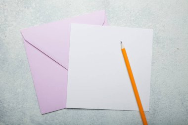 Pembe kare zarf ve vintage beyaz ba üzerinde boş tebrik kartı