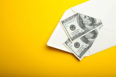 İki yüz dolar faturaları üzerinde sarı bir bac izole bir zarf içinde