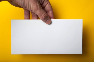 El sarı bir arka plan üzerinde beyaz yatay Dl el ilanı.