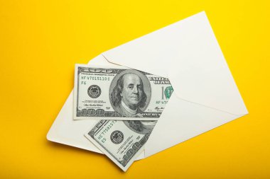 Banknot zarf, para Finans kavram, yel içinde izole içinde