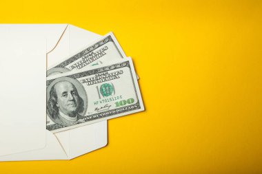 İki yüz dolar sarı bir arka plan üzerinde bir zarf içinde kopyalama 