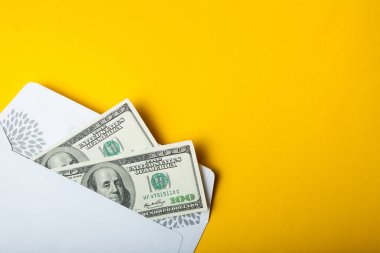 Sarı bir arka plan üzerinde dolar ödeme.