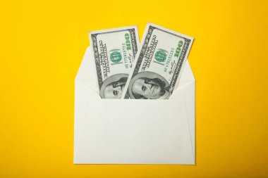 Yakın çekim, iki yüz dolar bir zarf içinde.