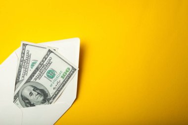 Dolar Sarı zemin üzerine.