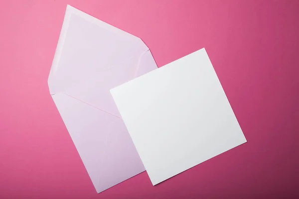 Ροζ φάκελο και το κενό φύλλο χαρτιού, διάταξη, μακέτα. — Φωτογραφία Αρχείου