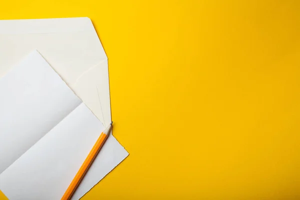 黄色背景上的信件和信封的空表。埃普特 — 图库照片