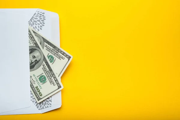 Ons dollar in een envelop geïsoleerd op een gele achtergrond. Leeg — Stockfoto