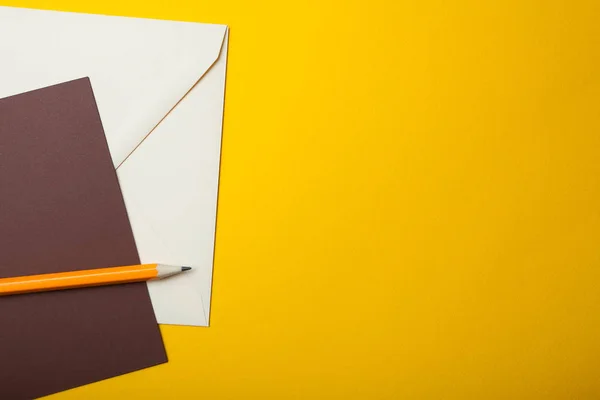 Een concept brief, een vierkant Bruin vel papier en een gele pen — Stockfoto