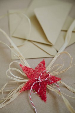 Dekoratif Kızılyıldız ve kahverengi kağıt zarflar içinde belgili tanımlık geçmiş,