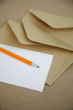 Kahverengi bir vintage tablo romantik Not ve posta zarflar.