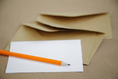 Bir kalem, minimalist vintage ve boş bir sayfaya