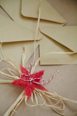 Festival süslemeleri ile antika arka plan üzerinde kahverengi zarf.