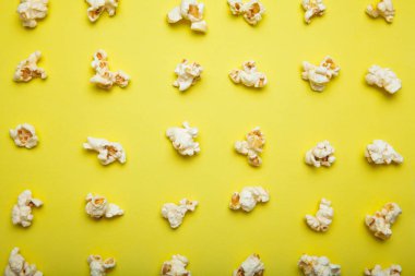 Patlamış mısır desen Sarı zemin üzerine.