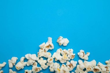 İzole kırpma yolu, mavi arka plan üzerinde patlamış mısır sınır.