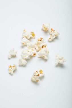 Beyaz bir arka plan üzerinde beyaz patlamış mısır döktüm.
