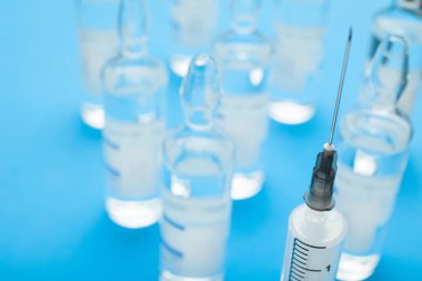 Ampul mavi bir arka plan üzerinde. Kopya alanı, seçici odak.