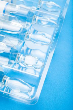 Ampul mavi bir arka plan üzerinde ambalaj yakın çekim.