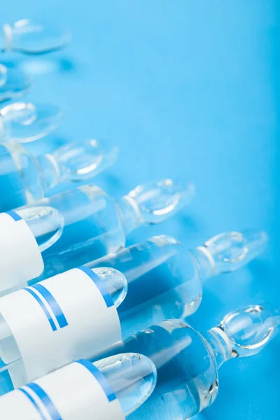 Médicaments en ampoules de verre sur fond bleu pour préparations injectables . — Photo