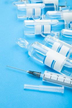 Şırınga ve cam ampul enjeksiyon için ilaç ile bir dizi 
