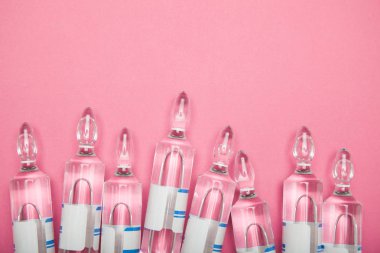 Ampul üzerinde pembe bir arka plan boş s saydam bir sıvı ile