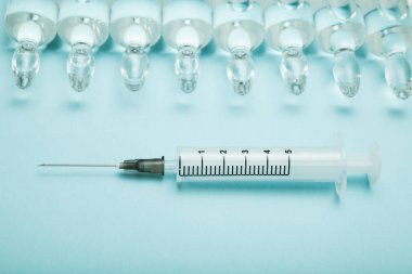 Ampul ve bir şırınga sıvı ilaç.