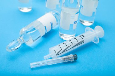 Aşılama kavramı mavi bir arka plan üzerinde.