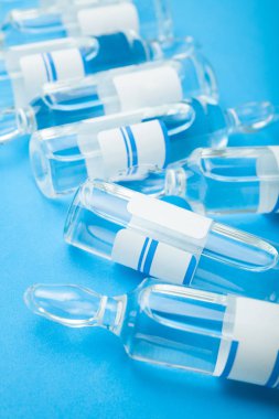 Mavi arka plan, dikey aşı ile dökülen ampul