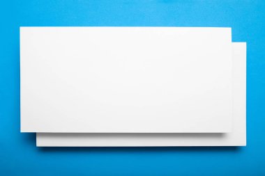 Mavi bir arka plan üzerinde boş Dl el ilanı mock-up.