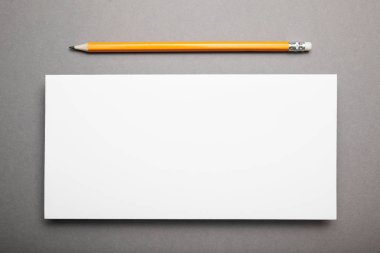 Gri bir arka plan üzerinde kalem mockup Dl el ilanı.