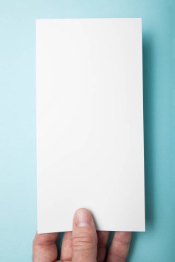 El Dl el ilanı mavi arka plan, Mock-up holding dikey mans.