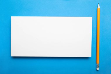 DL el ilanı beyaz şablon kağıt üzerinde mavi arka plan.