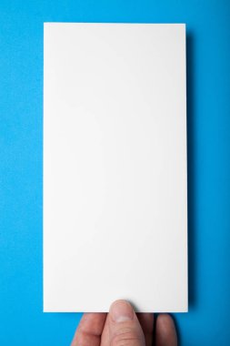 Mavi arka plan olarak davet Mockup Dl görüntüle.