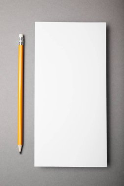 Boş Dl el ilanı kağıt kalem gri arka plan üzerinde ile.