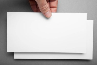 El gösteren boş beyaz Dl el ilanı broşür kitapçık. Broşür pres