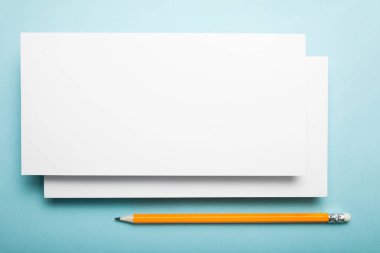 Mavi bir arka plan üzerinde elinde düğün mockup davet.