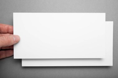 Gri arka plan üzerinde elinde tebrik kartı, yukarı alay.