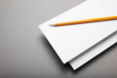 Bir kalem ile gri bir arka plan üzerinde iki davetiye.