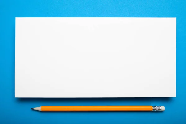 Bir kalem ile mavi bir arka plan olarak boş Dl görüntüle. Yukarı alay. — Stok fotoğraf