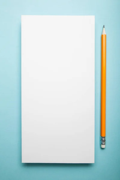 Folheto de folheto em branco com lápis . — Fotografia de Stock