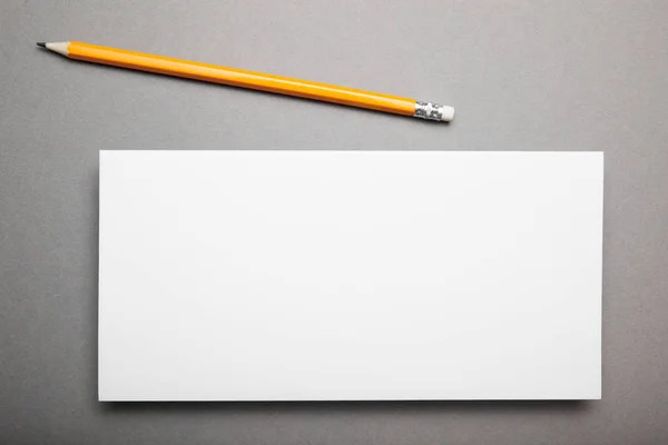 Papel de modelo de folheto branco no fundo cinza . — Fotografia de Stock