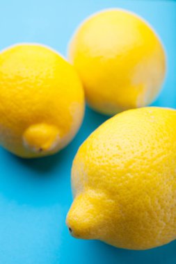 Mavi bir arka plan üzerinde parlak sarı limon.